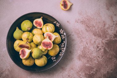 Kavanozda taze kaplan inciri, toz pembe masada..