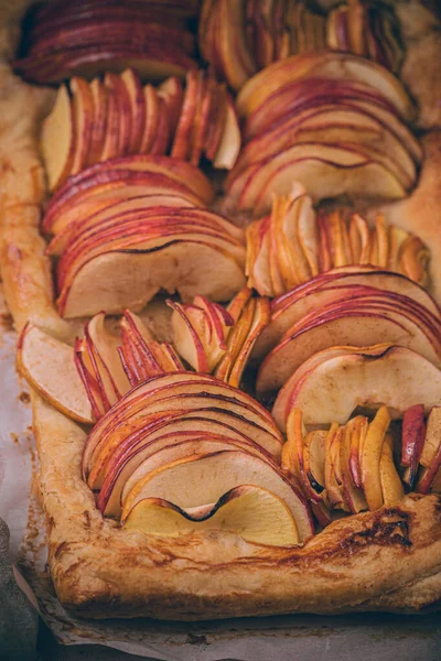 Tarta de hojaldre de manzana de otoño con especias de canela y llovizna de miel. Comodidad Comida para hornear otoño . —  Fotos de Stock