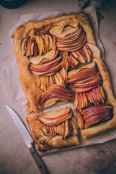 Tarta de hojaldre de manzana de otoño con especias de canela y llovizna de miel. Comodidad Comida para hornear otoño . —  Fotos de Stock