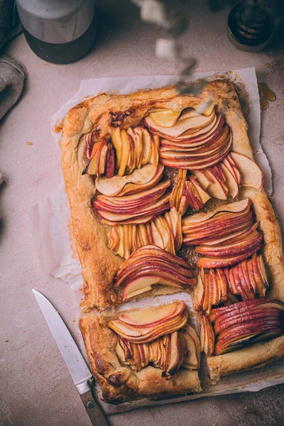 Tarta de hojaldre de manzana de otoño con especias de canela y llovizna de miel. Comodidad Comida para hornear otoño . —  Fotos de Stock