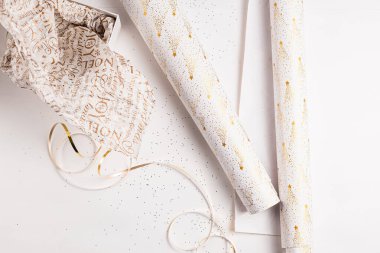 Hediye paketi. Noel için kutlama kağıdı, Yeni Yıl arifesi kutlaması. Beyaz, altın, gümüş renkli renkler. Tatil sezonu. El yapımı hediye paketi.