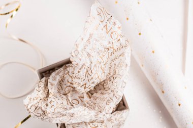 Hediye paketi. Noel için kutlama kağıdı, Yeni Yıl arifesi kutlaması. Beyaz, altın, gümüş renkli renkler. Tatil sezonu. El yapımı hediye paketi.