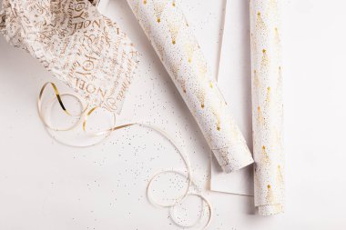 Hediye paketi. Noel için kutlama kağıdı, Yeni Yıl arifesi kutlaması. Beyaz, altın, gümüş renkli renkler. Tatil sezonu. El yapımı hediye paketi.