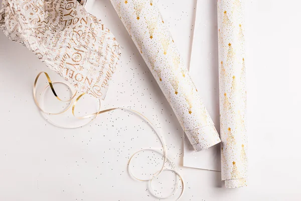 Hediye paketi. Noel için kutlama kağıdı, Yeni Yıl arifesi kutlaması. Beyaz, altın, gümüş renkli renkler. Tatil sezonu. El yapımı hediye paketi.