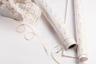 Hediye paketi. Noel için kutlama kağıdı, Yeni Yıl arifesi kutlaması. Beyaz, altın, gümüş renkli renkler. Tatil sezonu. El yapımı hediye paketi.