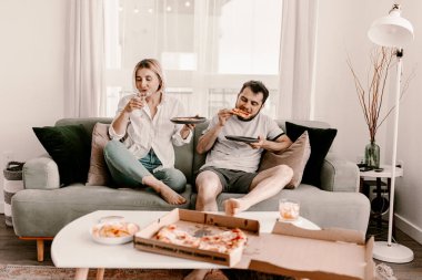 Yemek servisi. Restorandan yemek sipariş etmek. New York tarzı pizza ve film gecesi. Evde aile yemeği. Pepperoni ve peynir sosu. Karton kutu. Cuma partisi. Rahatlatıcı yemek..