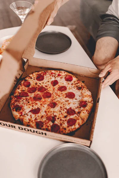 Yemek servisi. Restorandan yemek sipariş etmek. New York tarzı pizza ve film gecesi. Evde aile yemeği. Pepperoni ve peynir sosu. Karton kutu. Cuma partisi. Rahatlatıcı yemek..