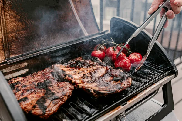 Amerikansk Grillmiddag Gasolgrill Göra Rökt Mat Balkongen Grillade Fläskrevben Röda — Stockfoto