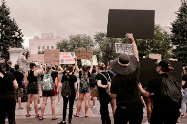 Denver, Colorado, ABD. 31 Mayıs 2020. Siyahların hayatı önemlidir. Polis şiddetine karşı protestolar. Kongre binasının önündeki insanları protesto et. Protestocular, polisin insanları vurup öldürmesini protesto etti. Irkçılık canlı
