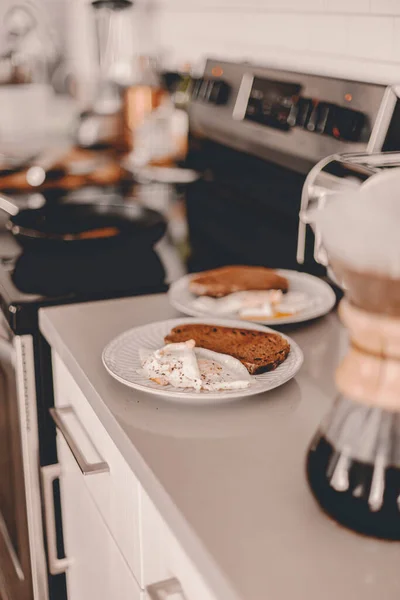 Frühstück Auf Der Küchenarbeitsplatte Frisch Gebrühter Kaffee Gebratene Eier Toast — Stockfoto