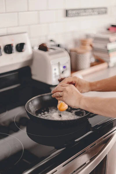 Frühstückszubereitung Morgens Mahlzeit Zubereiten Wochentagsroutine Kochen Vor Der Arbeit Für — Stockfoto