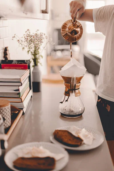 Ehemann Brüht Morgens Frischen Kaffee Lifestyle Küchenarbeitsplatte Tisch Vorhanden Frühstückszeit — Stockfoto