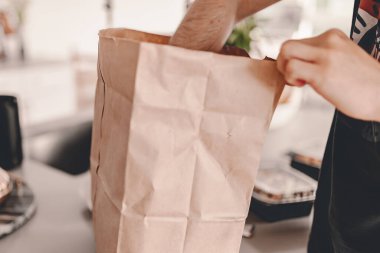 Restorandan paket paket yiyecek dağıtımını açıyorum. Çin yemeği siparişi. Aile yemeği. Yemek yapmak yok. Yeni normal. Geri dönüşüm aracı paketi. Sero atıkları. Karantina hayatı. Adam yemeğini çıkardı. Öğle yemeği vakti.
