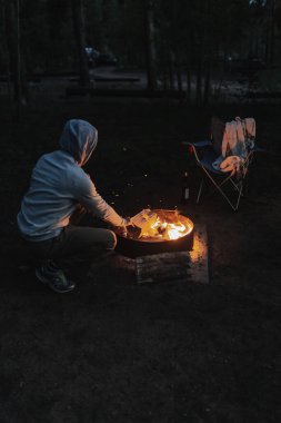 Ormanda kamp ateşi. Ateşin yanında oturuyordum. Rahatla ve rahatla. Ulusal Park Ormanı. İki kampçı tatilde. Yolculuk tatili. Yerel seyahat. Kamp sezonu. 4 Temmuz.