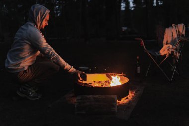 Ormanda kamp ateşi. Ateşin yanında oturuyordum. Rahatla ve rahatla. Ulusal Park Ormanı. İki kampçı tatilde. Yolculuk tatili. Yerel seyahat. Kamp sezonu. 4 Temmuz.