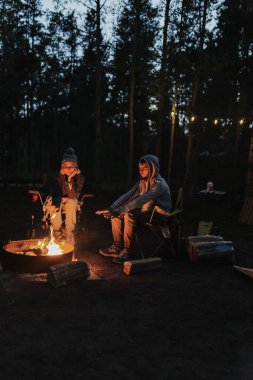 Ormanda kamp ateşi. Ateşin yanında oturuyordum. Rahatla ve rahatla. Ulusal Park Ormanı. İki kampçı tatilde. Yolculuk tatili. Yerel seyahat. Kamp sezonu. 4 Temmuz.