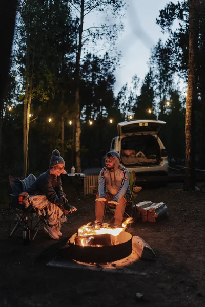 Fuego Campamento Bosque Sentada Junto Fuego Relax Ocio Bosque Del —  Fotos de Stock