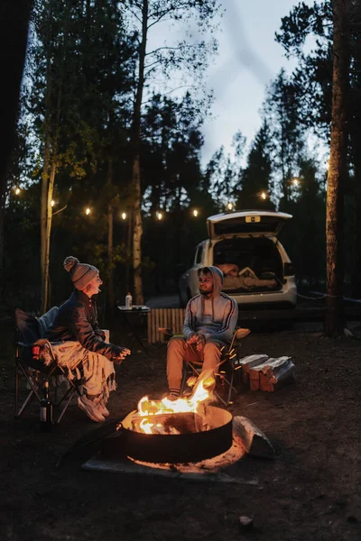 Fuego Campamento Bosque Sentada Junto Fuego Relax Ocio Bosque Del —  Fotos de Stock