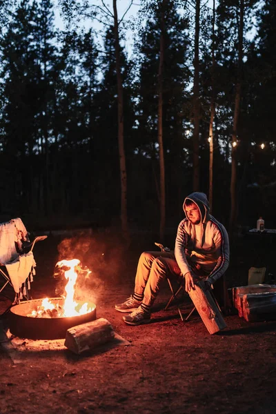 Lagerfeuer Wald Sitzen Feuer Entspannung Und Muße Nationalparkwald Zwei Wohnmobile — Stockfoto