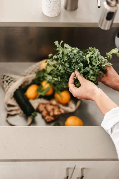 Der Mensch Wäscht Lokales Obst Und Gemüse Vom Bauernmarkt Keine — Stockfoto