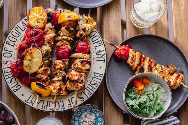 Grillade Kycklingbröst Och Grönsaksspett Grilla Sommartid Festmiddag Dukning Ljusa Och — Stockfoto