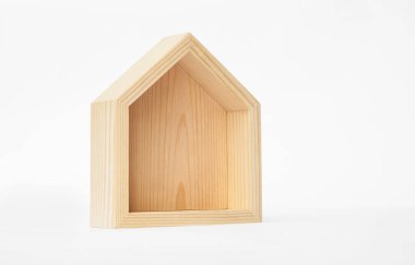 Beyaz arka planda ahşap ev