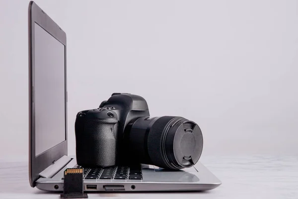 Profesjonalne Dslr Camera Laptopie — Zdjęcie stockowe