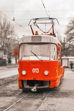 13 numaralı eski kırmızı tramvay yanıp sönüyor. Terk edilmiş bir istasyonda. Ton halinde. Çift Renkli
