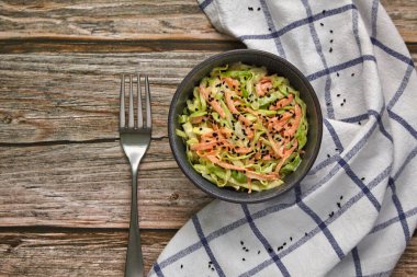 Beyaz lahana ve havuç salatası ile siyah karanfil tohumu ve mayonez ve limon sosu.