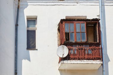 Eski ahşap balkon. Uydu anteniyle harap durumda.