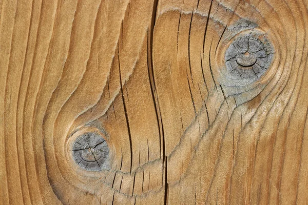 Textura de uma tábua de madeira com nós e uma fenda — Fotografia de Stock