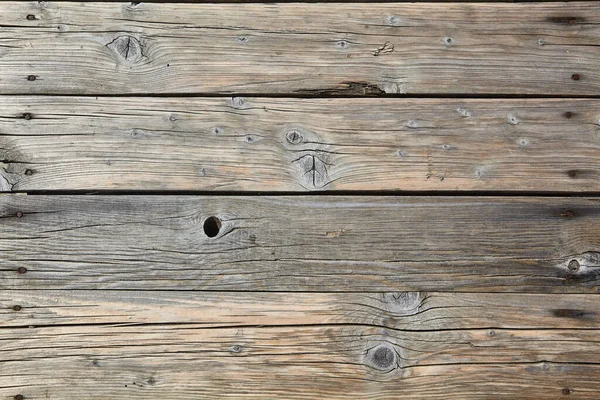 Suelo de madera de tablas viejas con nudos y grietas con clavos oxidados — Foto de Stock