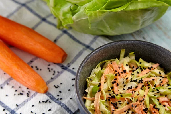 Beyaz lahana ve havuçlu lahana salatası.