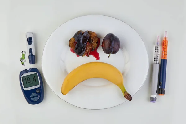 Seringa de insulina canetas e um medidor de glicose no sangue como talheres em uma mesa de mármore — Fotografia de Stock