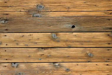 Eski tahtalardan yapılmış ahşap döşeme düğümleri ve paslı çivileri olan çatlaklar.