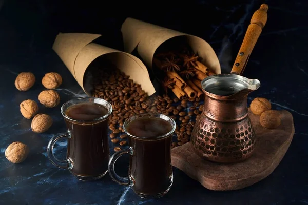 Türk ve baharatlı iki fincan sıcak kahve.