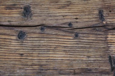 Düğümleri, çatlakları ve çizikleri olan eski bir tahta.