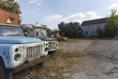  Beş terk edilmiş eski çalışmayan Sovyet kamyonları