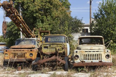  Beş terk edilmiş eski çalışmayan Sovyet kamyonları