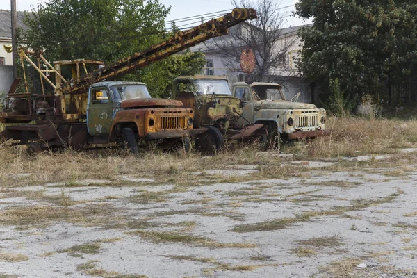 五辆被遗弃的旧不工作苏联卡车 — 图库照片