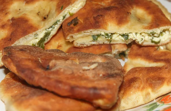 Ev yapımı kekler süzme peynirle doldurulmuş pırasalı.