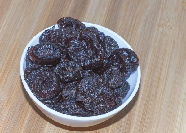 Plato Con Ciruelas Secas Tablero Madera Poda Alimentos Saludables —  Fotos de Stock