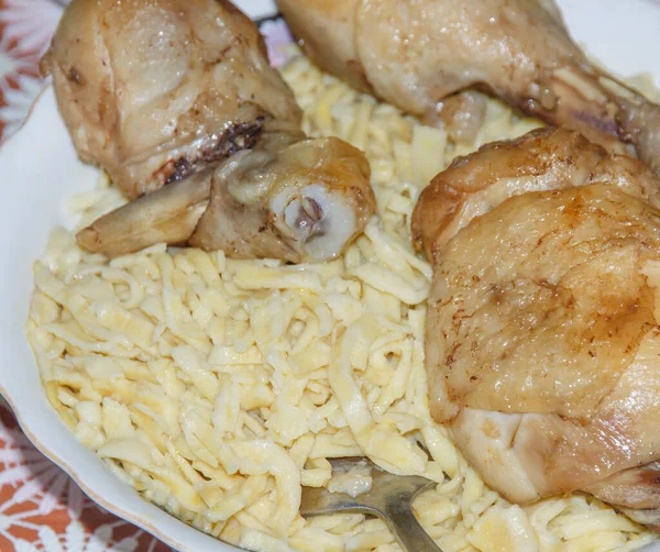 Házi Készítésű Tészta Csirkelábakkal Közelkép — Stock Fotó