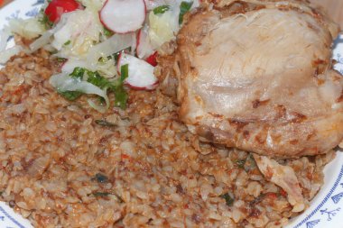 Haşlanmış karabuğday, tavuk ve kırmızı turplu salata..