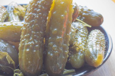 İki salatalık (salatalık turşusu) yakın plan..