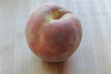 Tahtaya yakın şeftali koy..