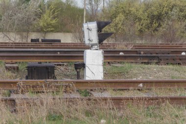 Demiryolu trafik lambası eski bir demiryolu üzerinde.