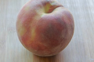 Olgun şeftali ağacına yakın çekim.