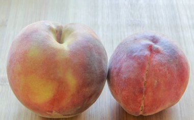 Tahtaya yakın iki olgun şeftali..