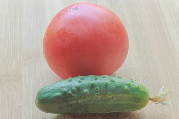 Tahtaya yakın çekimde salatalıklı kırmızı domates..